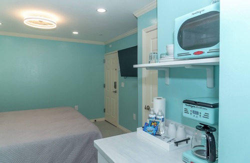 Mid Island Hotel | Flamingo Inn - Standard King #203
