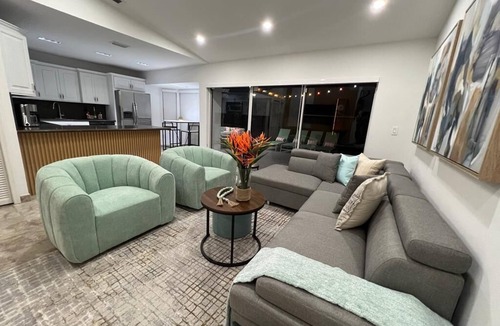 Richmond West House | Flamingo Resort/5 Bedrooms/Htd Pool/Game Room/BBQ/Baby items