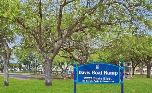 Fort Myers Shores House | Fort Myers Shores renovated Pet Friendly Boaters Paradise with Gulf Access