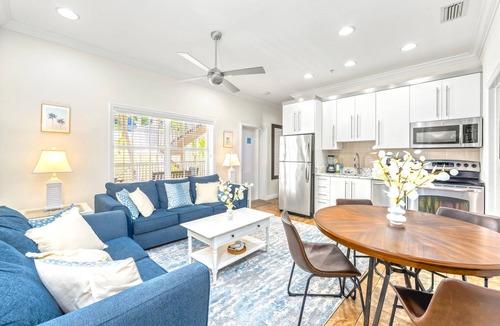 Siesta Key House | Gertrude's Siesta | Pool, Jacuzzi! 1-minute to Beach! 4-min Dining & Music!