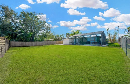 Gulf Gate Woods House | Getaway w/Heated Pool & fence by Siesta Key Beach