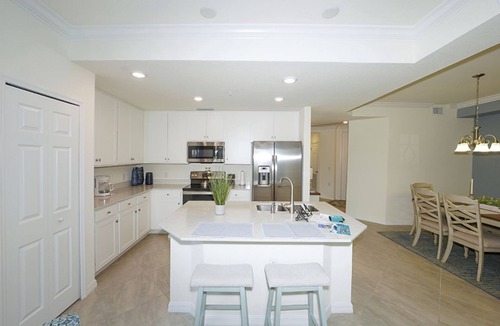 Lakewood Ranch Condo | Gorgeous Condo decorated by local designer with chick coastal furnishing.