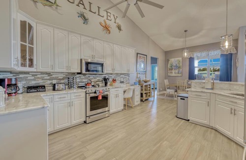 Caloosahatchee Villa | Gulf Access FREE Heated Pool Beach/Fish Gear Kayaks Bikes Dog Friendly