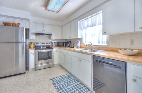 Bay Esplanade House | Gulf Breeze - Stunning 4BR beachfront home on North Clearwater Beach, perfect for family getaways.