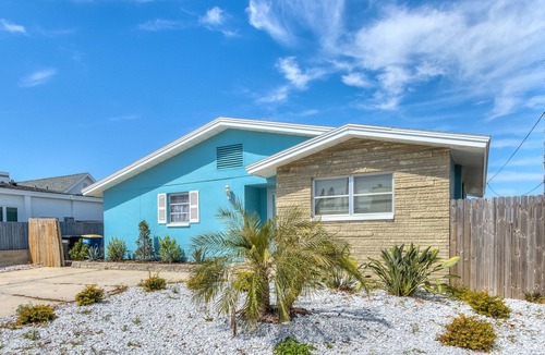 Bay Esplanade House | Gulf Breeze - Stunning 4BR beachfront home on North Clearwater Beach, perfect for family getaways.