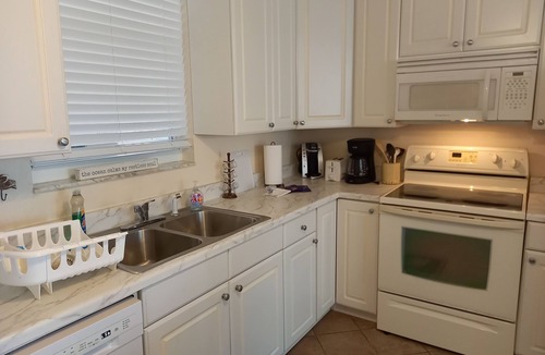 Bonita Shores Condo | GULF VIEW! Cozy and clean 1-bedroom condo - just 3 minutes from the BEACH! #3405