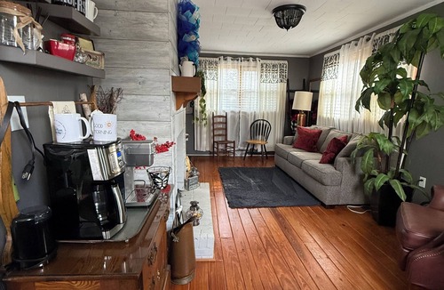 Greenville House | GVL Yellow Cottage Near BJU, Furman, NGU & Downtown w/GRILL, HOT TUB, & FIRE PIT!