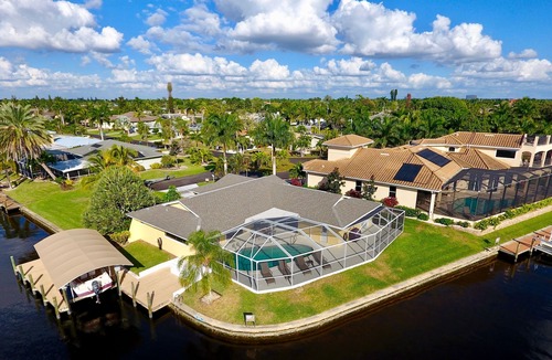 Yacht Club House | Happy Cape 3 - 1 Block from the River