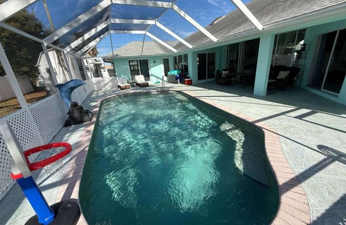 Venice Gardens House | Heated & Caged Pool｜9 Min to Beach｜Kids' Zone｜New Listing！