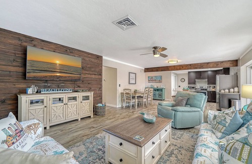 Southgate House | Heated Pool ❤ Home- Close to Beaches, Restaurants