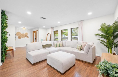 Seminole House | Heated Salt Pool 4BR Bali Vibe 5 Mins to Beach