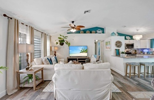 Pelican House | Heated Saltwater Pool & Hot Tub Guest FAVE