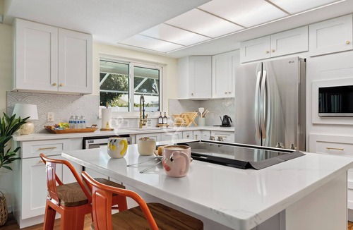 Bradenton House | Heated saltwater pool + bubbling hot tub + cozy massage chair