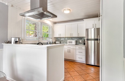 Ilexhurst Cottage | Historic beach cottage with private pool - walk 1 block to beach & free trolley