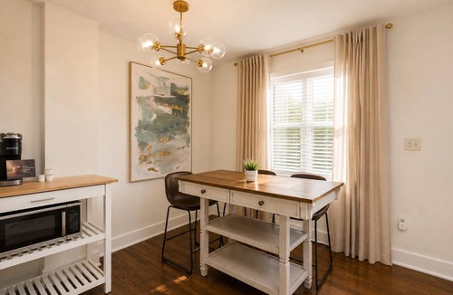 Historic Uptown Apartment | Historic Uptown 2BD 1BA - 8 min to Downtown & Pier