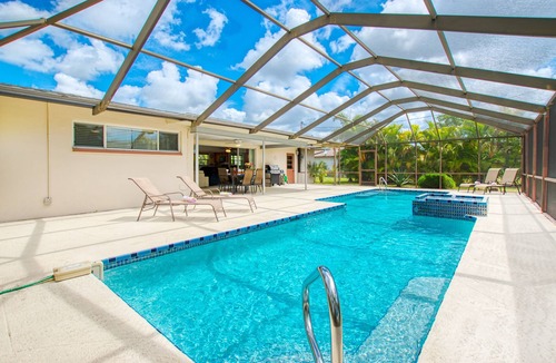 Caloosahatchee House | Holiday home with large heated pool - south exposure