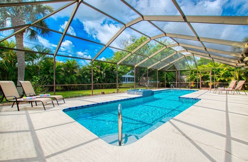 Caloosahatchee House | Holiday home with large heated pool - south exposure