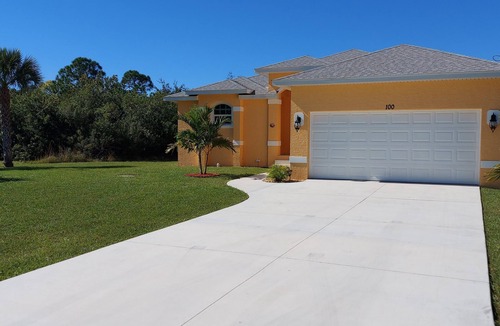 Rotonda Heights House | Holiday home with a picturesque view of the lake