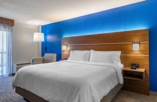 Caloosahatchee Hotel | Holiday Inn Express Cape Coral-Fort Myers Area by IHG