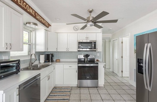 Englewood South House | HOT TUB & trailer/boat parking for up to 25 ft. with overnight docking allowed.