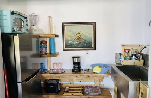 Bearss Plaza Cottage | Hot tub, waterfront, Bush Gardens, kajaks, fishing