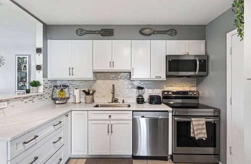 Venice Gardens House | Huge Backyard Oasis/Pet-Friendly Venice Home Near Beaches & Sarasota