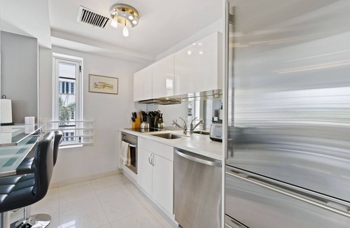 South Beach Condo | Iconic Carlyle on Ocean Drive, Beachfront, Guest Favorite, Walk Everywhere
