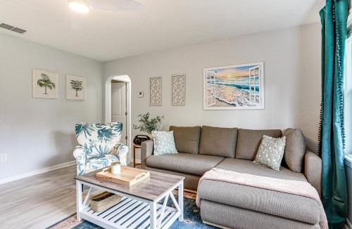 Downtown House | Idyllic Sarasota Home w/Yard: 2 Mi to Beach!
