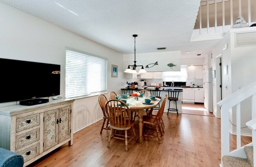 Holmes Beach House | Isle Haven B – Cozy AM Island Escape Just Steps from the Beach, Pets Welcome