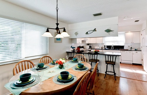 Holmes Beach House | Isle Haven B – Cozy AM Island Escape Just Steps from the Beach, Pets Welcome