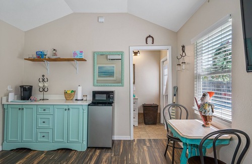 Safety Harbor Cottage | JD's Hideaway By The Sea: 2 Blocks off Main!