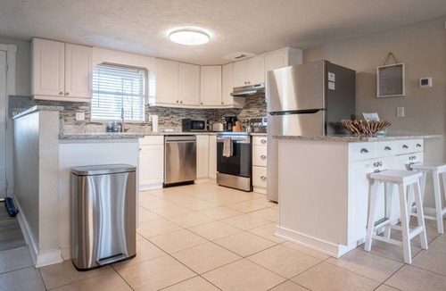 Southgate House | King bed, close to Siesta Beach, Lido, and Downtown Sarasota!