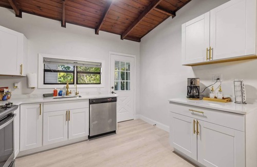 Alva House | La Maison at Alva Oaks Farm- A quiet and serene getaway nestled among old oaks!