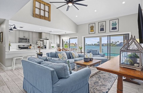 Fort Myers House | Lake Front, Free Amenities Heated Pool, Spa, Kayaks, Bikes, Fishing gear & More