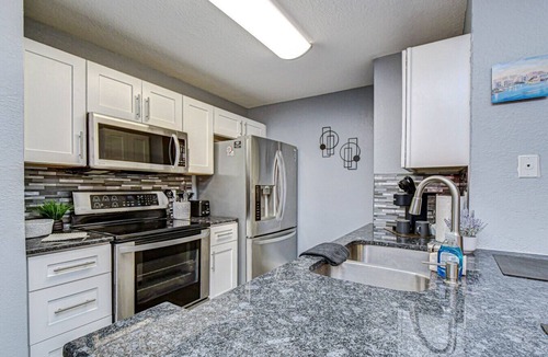 Braden River Apartment | Lakewood Retreat | 3+ Month Stay | Pool & Gym