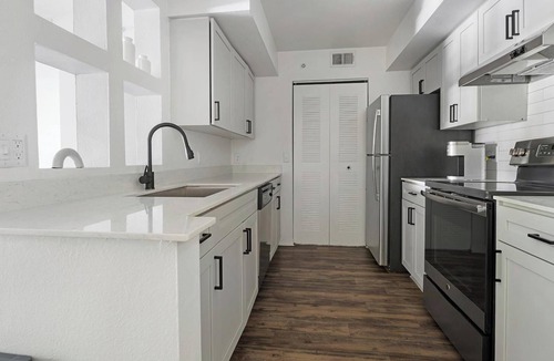 Fruitville Apartment | Landing | Amazing 2BD, Clubhouse, Gym