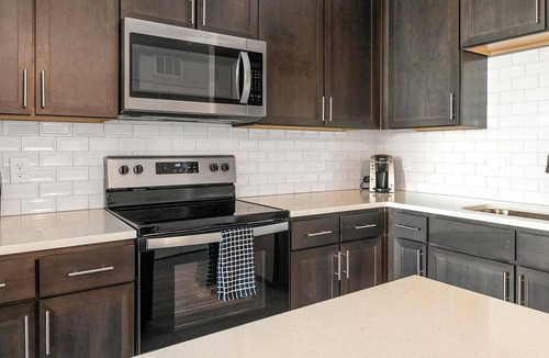 Palmetto Apartment | Landing | Modern 1BD, Clubhouse, Pool