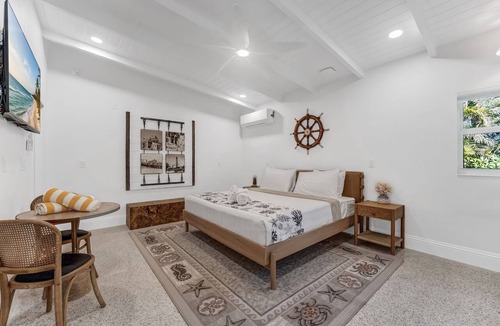 Sanibel Hotel | Large King Bedroom in the heart of Sanibel