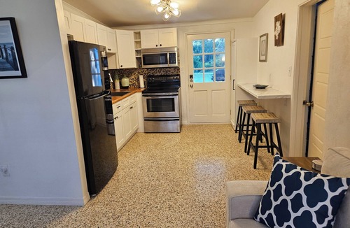 Englewood House | Lazy Pelican: Charming 3BR Beach Retreat-Walk to shops, 8 Min to Manasota Sands!