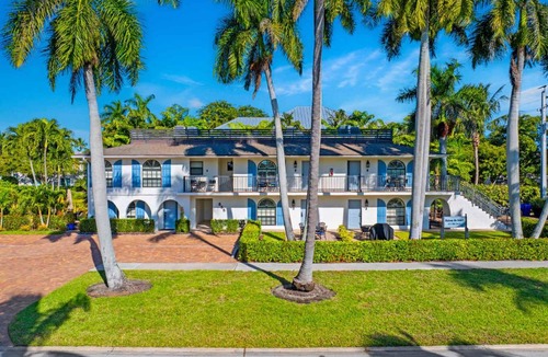 Old Naples House | Le Monaco - 1 BR Romantic Condo! Getaway Steps from 5th Ave S Stylish Coastal Retreat with King Bed Beach Access and Prime Location, Near Dining Shopping and Sunset Views!