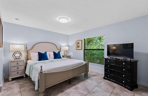 Old Naples House | Le Monaco - 1 BR Romantic Condo! Getaway Steps from 5th Ave S Stylish Coastal Retreat with King Bed Beach Access and Prime Location, Near Dining Shopping and Sunset Views!