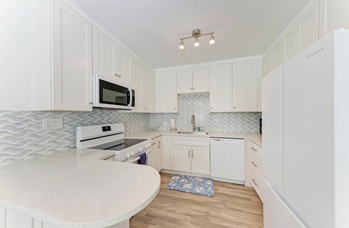 Sarasota Cottage | Lido Key House- Ultimate Beach Escape, Steps from the beach & St. Armand's