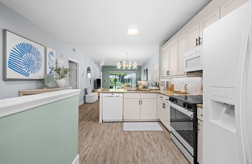 Naples Condo | Limited-Time Offer: Charming 2BR Naples Condo with Club Option