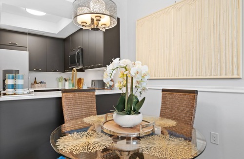 Central Naples Condo | Limited-Time Summer Deal on Lovely 2BR Condo with Tennis