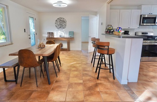 South Venice House | Linda’s Beach House, Venice - 3 min to the beach. Family friendly retreat