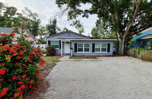 Childs Park House | Lively Mini Retreat near the Beach in St. Pete