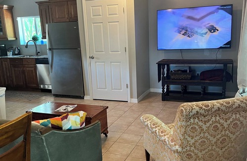 Indian Beach Sapphire Shores Cottage | Location! walk to bay, New College, Ringling Museum, downtown and the beaches