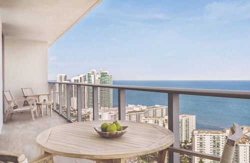 Hollywood South Central Beach Apartment | Look No Further! 4 Relaxing Units, Pool View, Walk to Hollywood Beach
