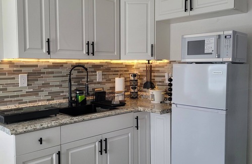 Driftwood Apartment | Lovely 1-bedroom studio with wet bar and AC in vibrant Hollywood