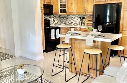 Yacht Club Apartment | Lovely Apartment! 3 min to Beach,Boats,& Sunsets!